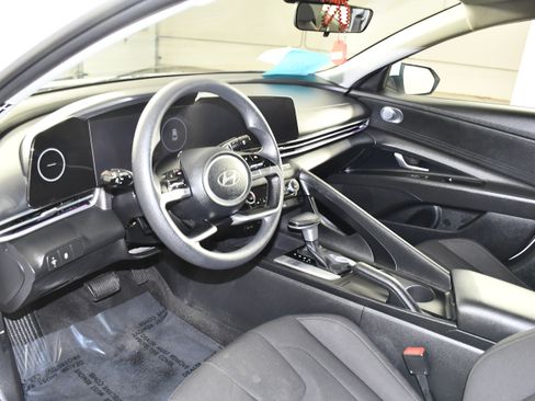 Used 2024 Hyundai Elantra SEL FWD image 2
