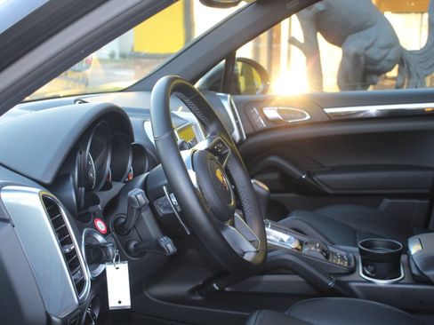 Used 2017 Porsche Cayenne Platinum Edition image 19