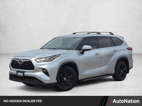Used 2020 Toyota Highlander LE FWD image 1