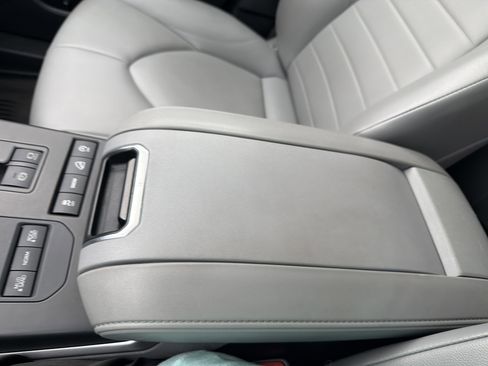 Used 2021 Toyota Highlander XLE AWD/4WD image 40