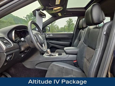 Used 2018 Jeep Grand Cherokee Altitude AWD/4WD image 2