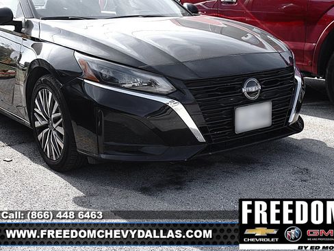 Used 2024 Nissan Altima 2.5 SV FWD image 2