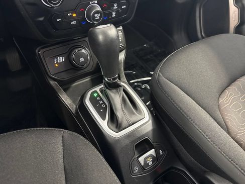 Used 2023 Jeep Renegade Latitude AWD/4WD image 17