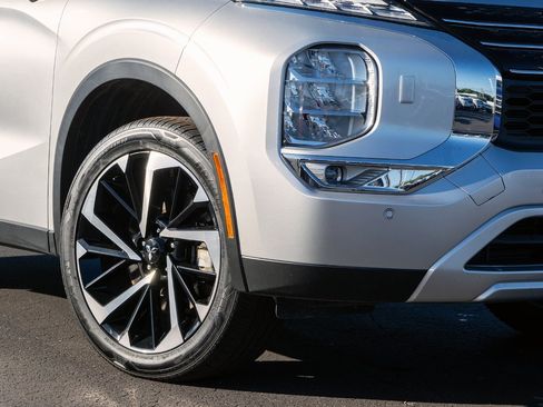 Used 2024 Mitsubishi Outlander SE image 11