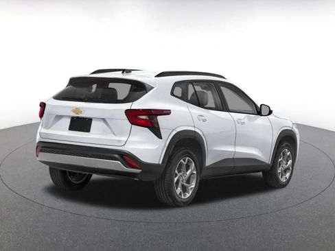 Used 2025 Chevrolet Trax LT FWD image 2