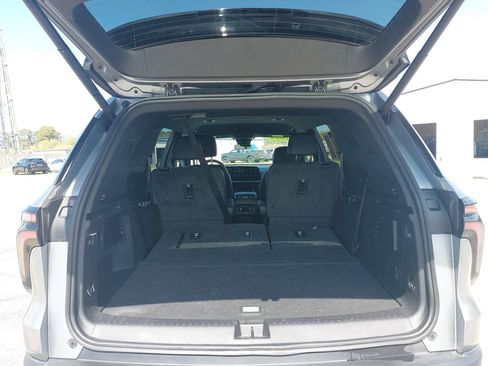 Used 2024 Chevrolet Traverse LT w/ Trailering Package image 11