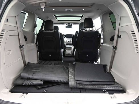 Used 2021 Chrysler Pacifica Limited w/ Uconnect Theater Family Group image 13