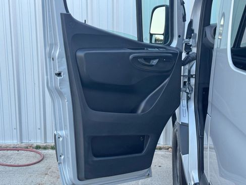 Used 2024 Mercedes-Benz Sprinter 2500 image 38