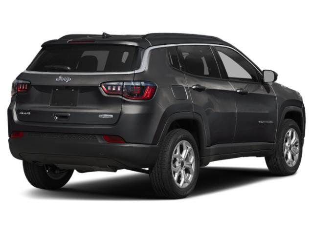 Used 2025 Jeep Compass Latitude AWD/4WD image 2