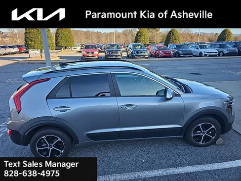 Used 2024 Kia Niro EX image 3