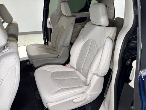 Used 2018 Chrysler Pacifica Touring Plus FWD image 24