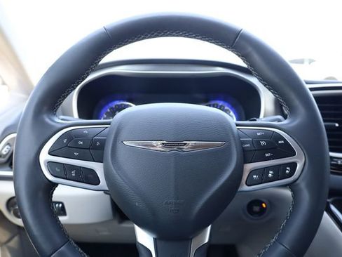 Used 2023 Chrysler Pacifica Touring-L image 17