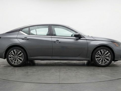 Used 2025 Nissan Altima 2.5 SV FWD image 11