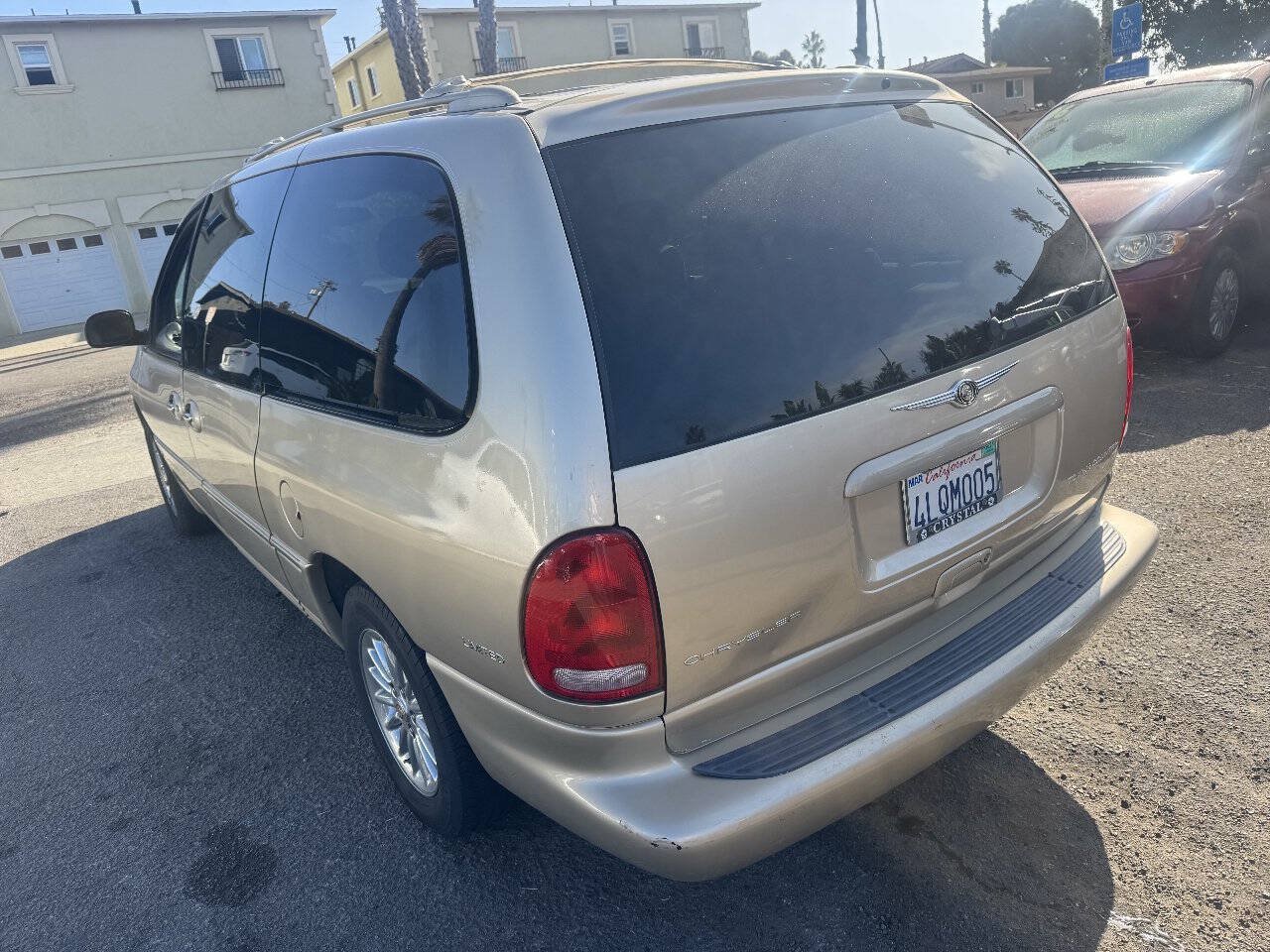 Used 2000 Chrysler Town & Country Limited FWD image 4
