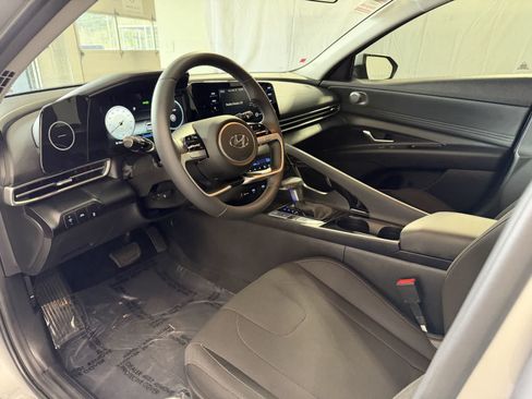 Used 2021 Hyundai Elantra SEL w/ Convenience Package FWD image 9