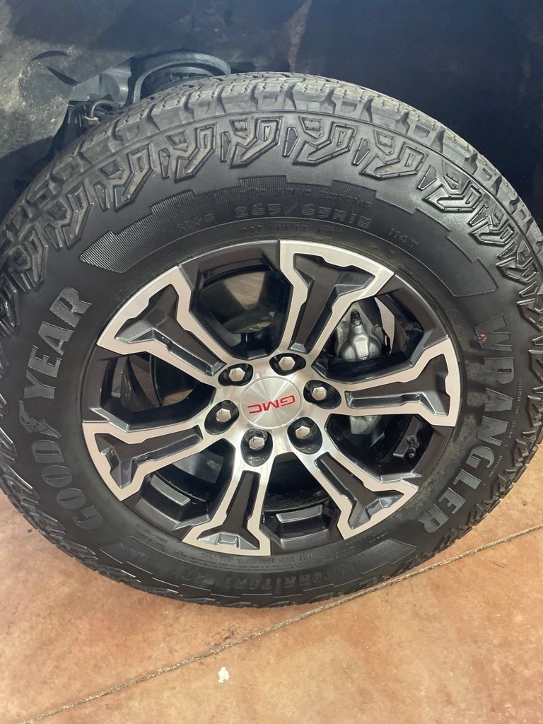 Used 2025 GMC Canyon AT4 AWD/4WD image 9