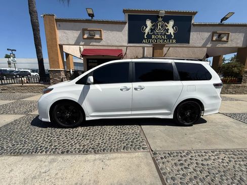 Used 2016 Toyota Sienna SE w/ SE Preferred Package FWD image 8