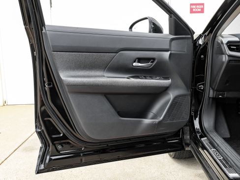 Used 2025 Nissan Kicks SV w/ Illumination Package FWD image 33