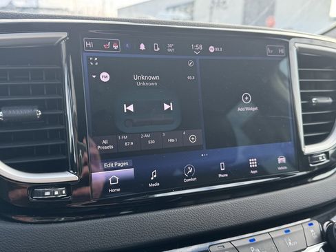 Used 2024 Chrysler Pacifica Touring-L image 24