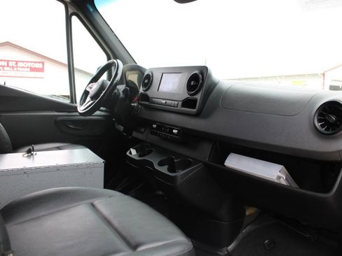 Used 2021 Freightliner Sprinter 2500 RWD image 10