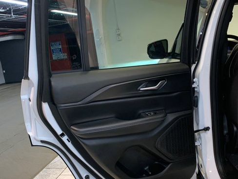 Used 2023 Jeep Grand Cherokee Altitude image 48