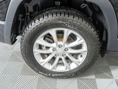 Used 2019 Jeep Cherokee Latitude w/ Popular Appearance Group image 28