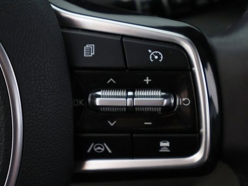 Used 2024 Kia Carnival EX image 44