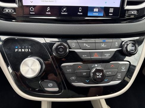 Used 2023 Chrysler Pacifica Touring-L FWD image 14