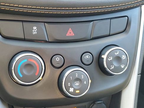 Used 2022 Chevrolet Trax LT w/ LT Convenience Package image 14