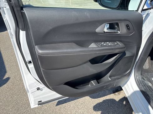 New 2027 Chrysler Pacifica Select FWD image 14