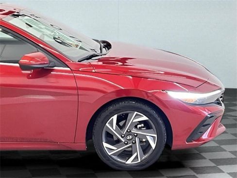 Used 2025 Hyundai Elantra SEL image 8