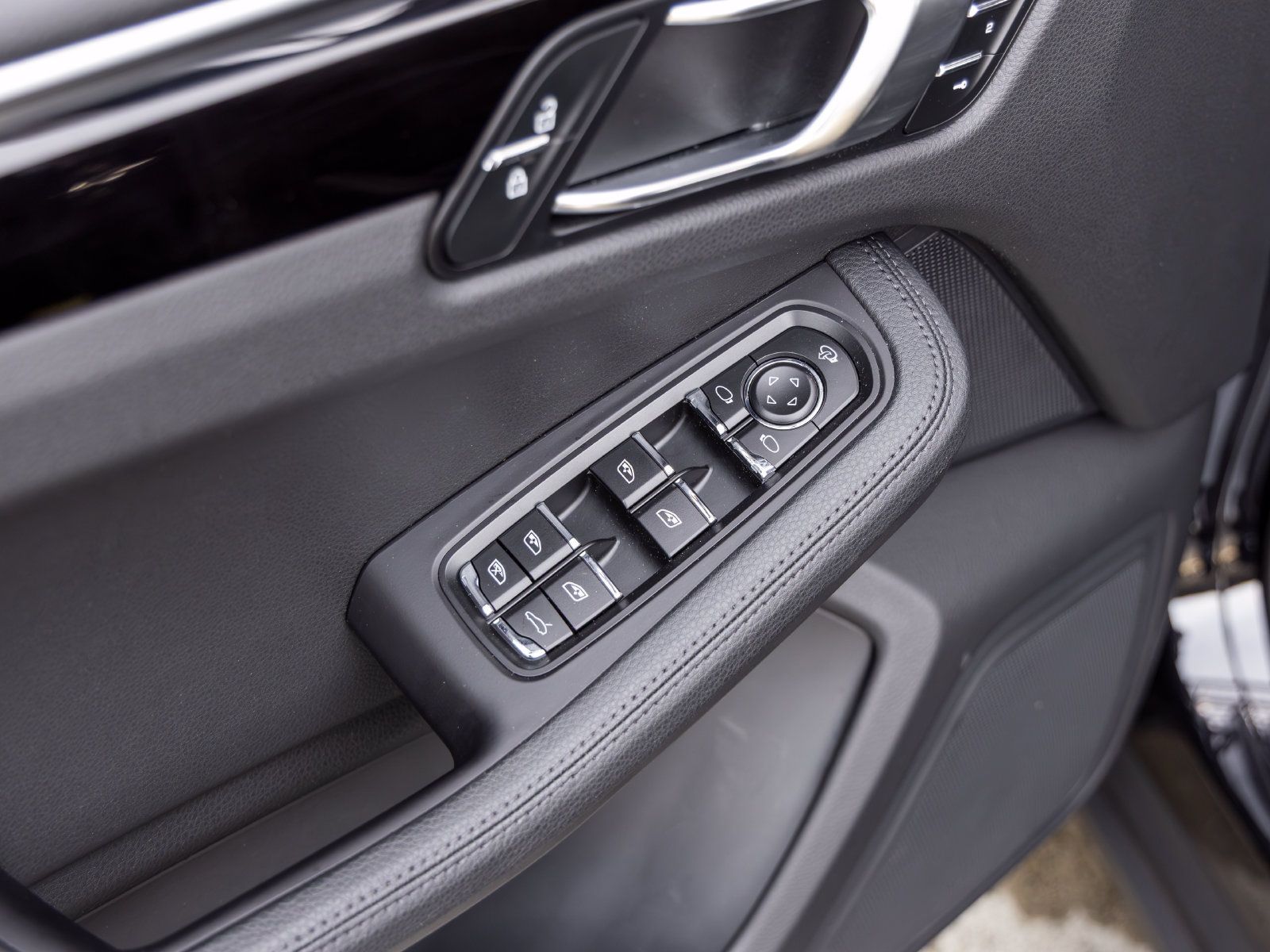 Used 2023 Porsche Macan AWD/4WD image 26