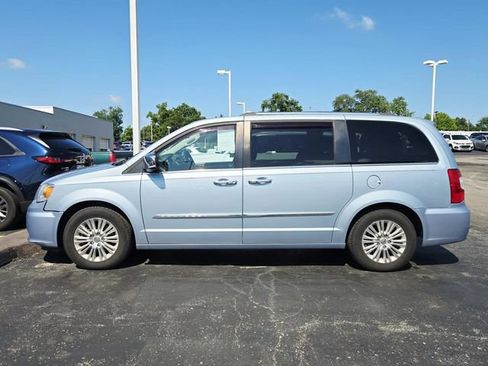 Used 2016 Chrysler Town & Country Limited w/ Trailer Tow Group FWD image 2