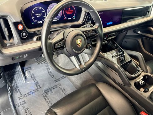 Used 2024 Porsche Cayenne image 9