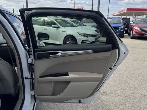 Used 2018 Ford Fusion SE FWD image 23