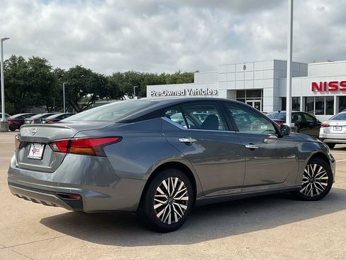 Used 2025 Nissan Altima 2.5 SV FWD image 4
