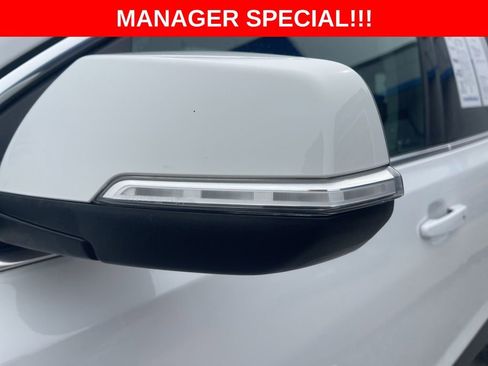 Used 2023 GMC Acadia SLE w/ Driver Convenience Package FWD image 11