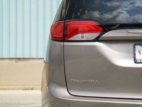 Used 2017 Chrysler Pacifica Touring-L Plus w/ Tire & Wheel Group FWD image 15