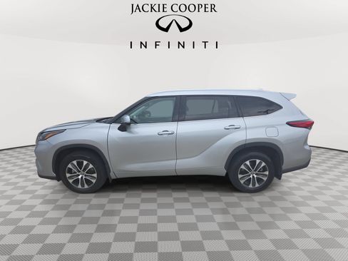 Used 2022 Toyota Highlander XLE AWD/4WD image 8