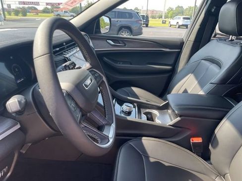Used 2025 Jeep Grand Cherokee Limited RWD image 7
