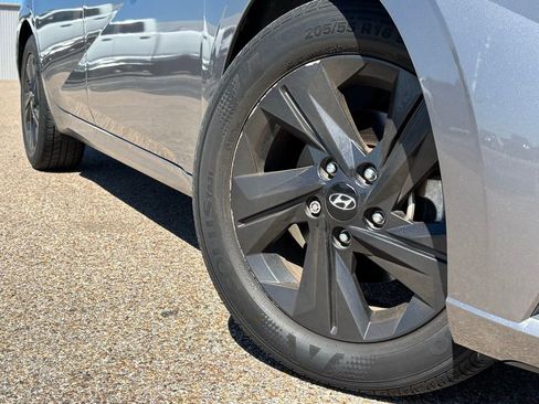 Used 2021 Hyundai Elantra SEL image 2