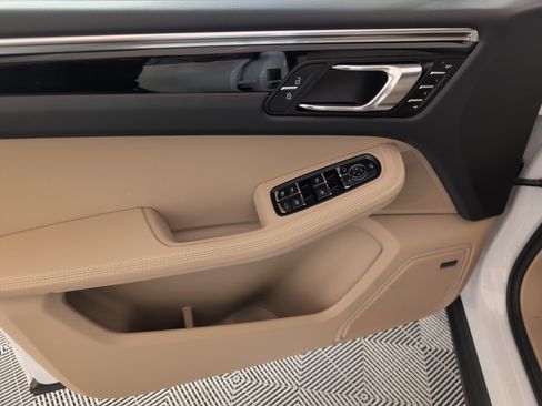 Certified 2025 Porsche Macan image 16