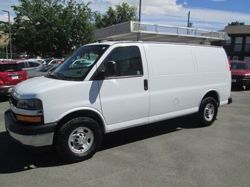 Used 2020 Chevrolet Express 3500 w/ Driver Convenience Package RWD image 3