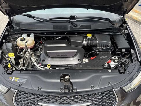 Used 2023 Chrysler Pacifica Touring-L FWD image 3