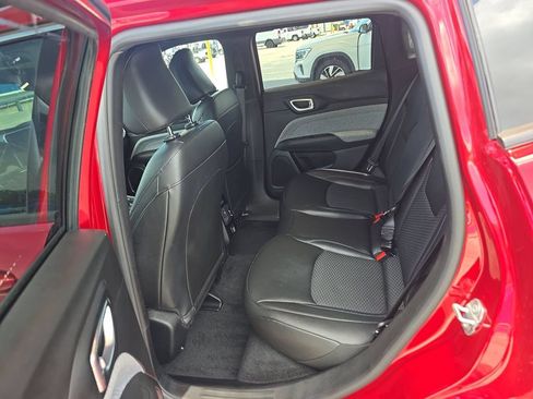 Used 2025 Jeep Compass Latitude AWD/4WD image 4