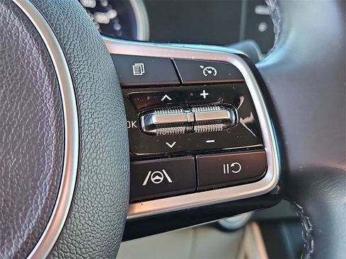 Certified 2023 Kia Carnival LX image 25