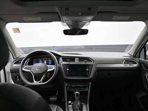 Used 2023 Volkswagen Tiguan SE w/ Panoramic Sunroof Package FWD image 27