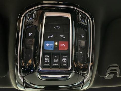 Used 2022 Jeep Grand Wagoneer Series III w/ Rear Seat Video Group 1 AWD/4WD image 39