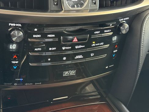 Used 2017 Lexus LX 570 4WD w/ Luxury Package image 28
