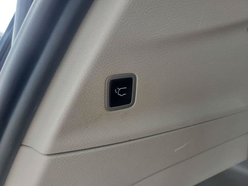 Used 2024 Chrysler Pacifica Touring-L FWD image 9